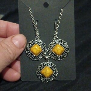 Vintage looking necklace and earrings